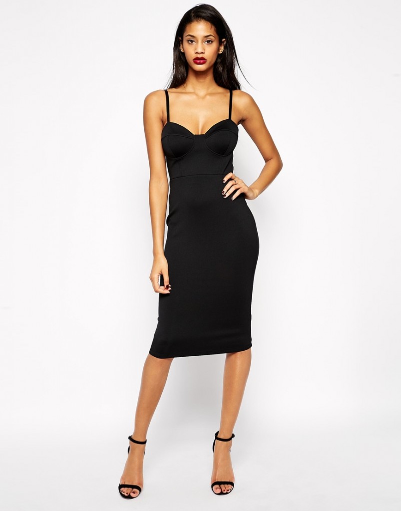 robe noire ouverte dans le dos